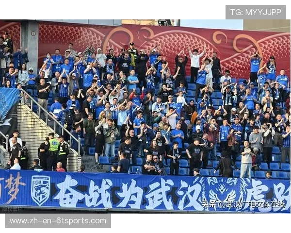 武汉三镇vs重庆客场官方球迷远征专列启程 数百第12人鼎力支持